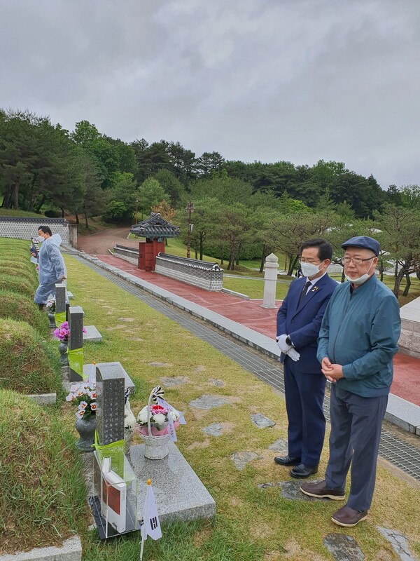 사단법인 인문연구원 동고송 황광우 상임이사와 이용빈 더불어민주당 의원(광주 광산갑·왼쪽)은 17일 오전 광주 국립5·18민주묘지 윤상원·박기순의 묘 앞에 &lt;윤석동 일기&gt;·&lt;윤상원 일기&gt;를 헌정했다.