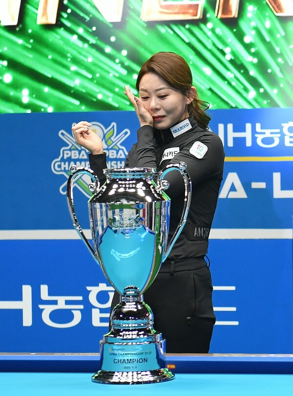 김가영이 4일 경기도 고양시 소노캄 호텔에서 열린 프로당구 NH농협카드 챔피언십에서 우승한 뒤 눈물을 흘리고 있다. PBA 제공