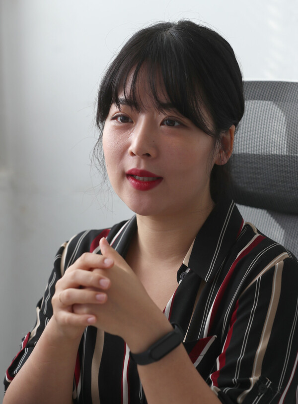 지난 21일 &lt;미쳐있고 괴상하며 오만하고 똑똑한 여자들&gt;을 쓴 작가 하미나씨가 서울 은평구 불광동 자신의 작업실에서 &lt;한겨레&gt;와 인터뷰 하고 있다. 윤운식 선임기자 yws@hani.co.kr
