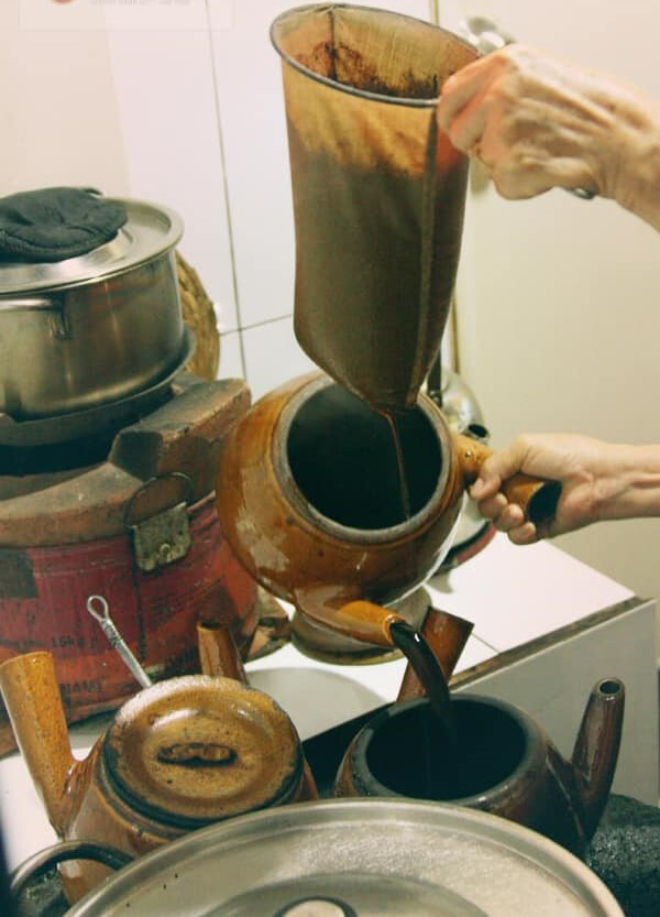 1938년에 개점한 호찌민시의 째오래오 카페에서 융 드립으로 커피를 내리는 모습. 째오래오 페이스북 갈무리