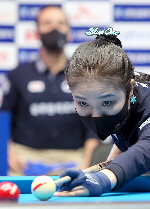 블루원리조트의 김갑선이 2일 경기도 고양시 빛마루방송센터에서 열린 프로당구 피비에이(PBA) 단체전 4라운드 여자단식 크라운해태와 경기에서 공을 치고 있다. 피비에이 제공