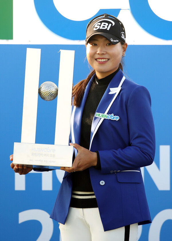 이소미가 25일 전남 영암의 사우스링스 영암 컨트리클럽에서 열린 한국여자프로골프(KLPGA) 투어 휴엔케어오픈에서 우승한 뒤 트로피를 들어 보이고 있다. 영암/연합뉴스