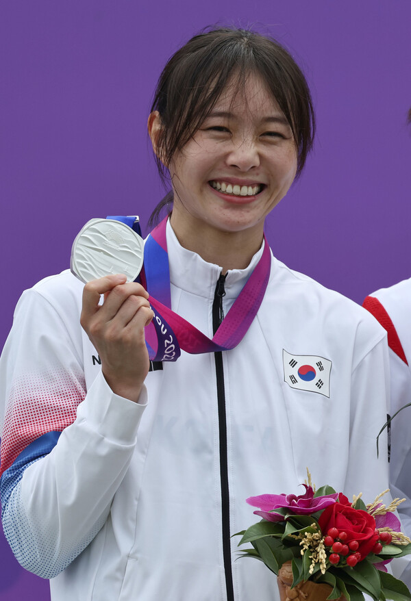 한국 근대5종 대표팀의 김선우가 24일 열린 19회 항저우아시안게임에서 개인전 은메달을 목에 건 뒤 기뻐하고 있다. 항저우/윤운식 선임기자 yws@hani.co.kr