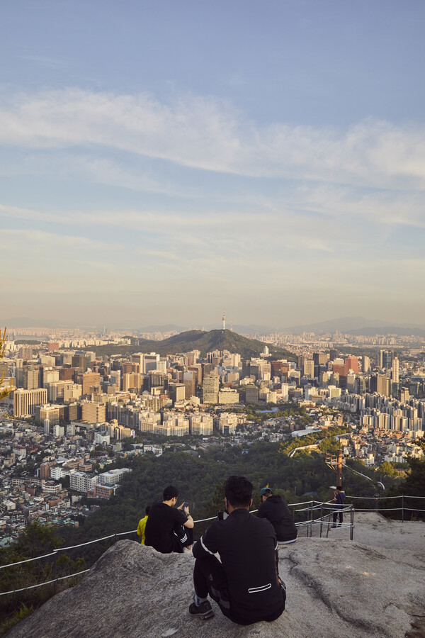 인왕산 정상에 오른 등산객들이 휴식을 취하고 있다.