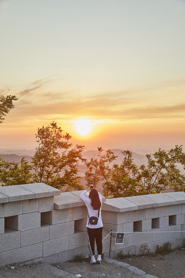 인왕산 정상에서 바라보는 노을.