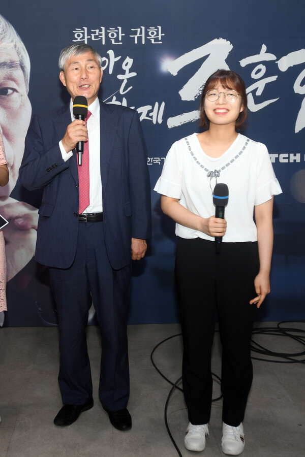 복귀한 조훈현 9단(왼쪽)이 13일 최정 9단과 대국에서 진 뒤 인터뷰하고 있다. 한국기원 제공