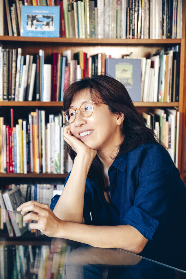 궁리하고 모색하며 스스로 길을 찾는 놀이가 곧 삶의 태도가 된 이수지 작가의 그림책을 보고 나면 생기가 차오른다. “새로운 작업을 구상할 때는 늘 노는 기분을 느낍니다. ‘이렇게 하면 재밌겠다!’는 충동이 부싯돌이 되어서 저를 불타오르게 해요.” 해란 작가