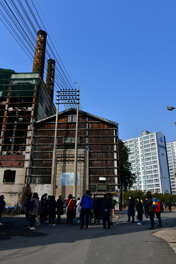 지난 20일 시민들이 광주시 북구 임동 전남방직과 일신방직 공장을 찾아 근대산업시설 등을 살피고 있다. 조계현씨 제공