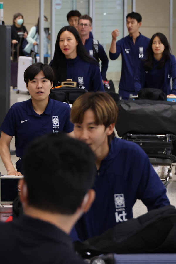 한국 여자 축구대표팀 선수들이 5일 오후 인천공항을 통해 귀국하고 있다. 연합뉴스