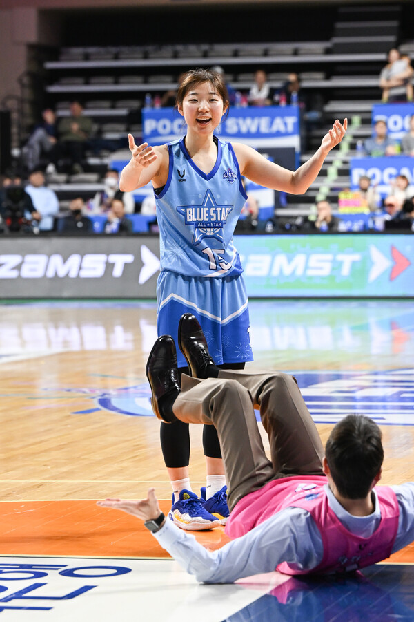 KB스타즈 허예은이 7일 열린 WKBL 올스타전에서 김완수 KB스타즈 감독을 쓰러트린 뒤 웃고 있다. WKBL 제공