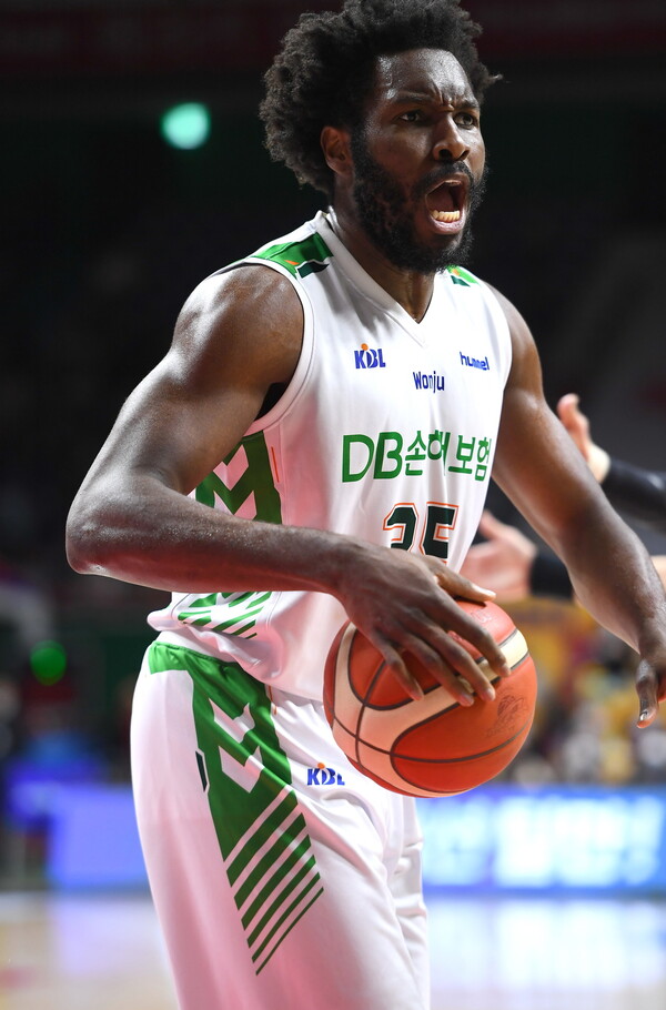 지난 시즌 디비에서 활약한 치나누 오누아쿠. KBL 제공