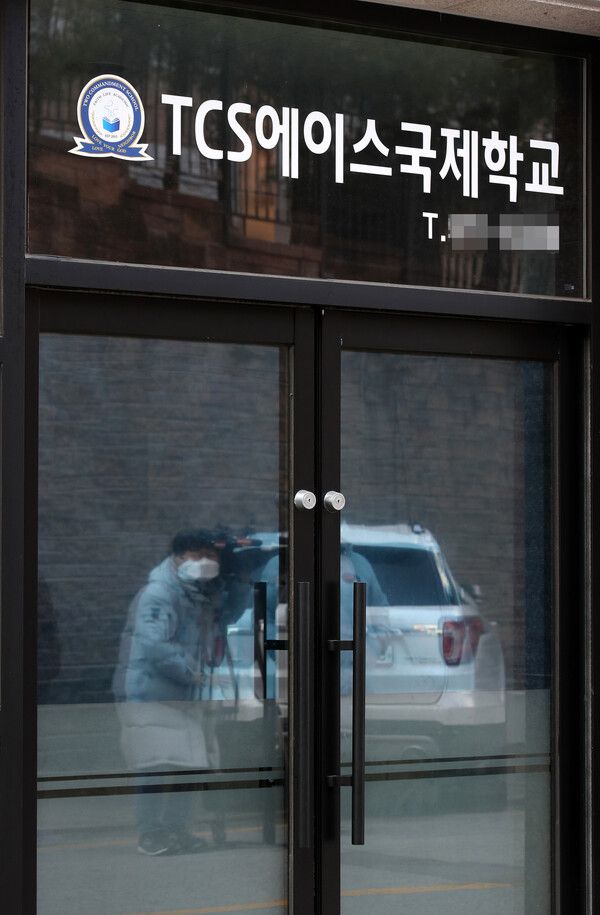 코로나19 확진자가 발생한 광주시 북구 신용동 티시에스 에이스 국제학교의 출입문이 25일 굳게 닫혀있다. 연합뉴스