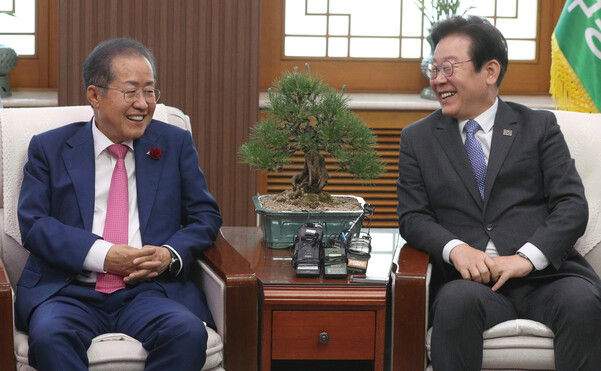 더불어민주당 이재명 대표가 10일 오후 대구시청 산격청사를 찾아 홍준표 대구시장과 면담하고 있다. 연합뉴스