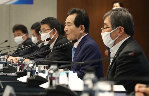 정세균(오른쪽 두번째) 국무총리가 25일 서울 중구 은행회관에서 열린 '코로나19 위기 극복을 위한 전 금융권 간담회'를 주재하고 있다./연합뉴스