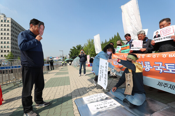 제주제2공항백지화전국행동과 제주제2공항강행저지비상도민회의가 원희룡 국토교통부 장관 후보자 인사청문회가 열린 2일 오전 국회 앞에서 기자회견을 열어 원 후보자 지명 철회를 요구한 뒤 원 후보자를 풍자하는 내용의 행위극을 하고 있다. 김정효 기자