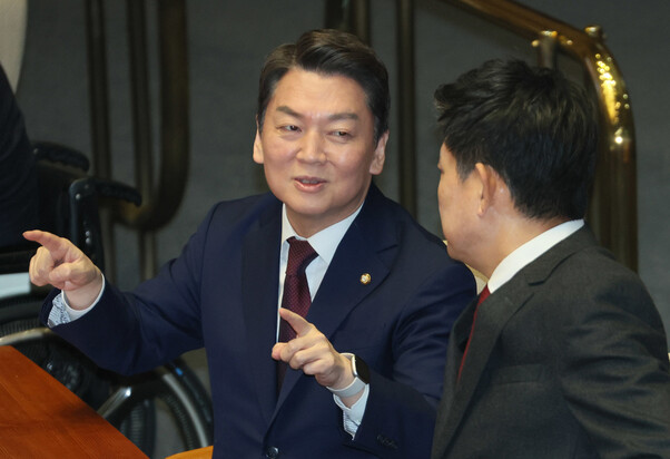 안철수 국민의힘 당 대표 후보가 7일 오후 열린 국회 경제 분야 대정부 질문에서 김태호 의원과 대화하고 있다. 연합뉴스