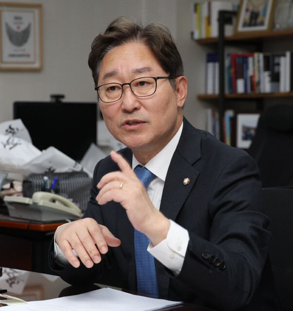 박범계 더불어민주당 차기 원내대표 후보가 21일 국회 의원회관에서 &lt;한겨레&gt;와 인터뷰 하고 있다. 강창광 선임기자 chang@hani.co.kr