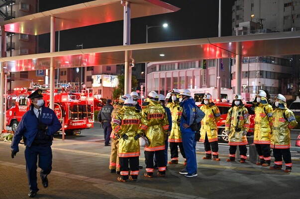 일본 소방관들이 31일 밤 ‘묻지마’ 칼부림·방화가 일어난 고쿠료역 앞에 모여 있다. 도쿄/ AFP 연합뉴스