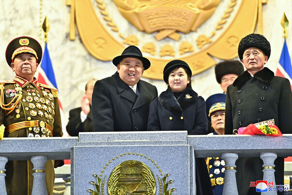 8일 밤 평양에서 열린 북한 건군절 열병식에서 김정은 북한 국무위원장이 딸 김주애와 함께 등장했다. 조선중앙통신 연합뉴스