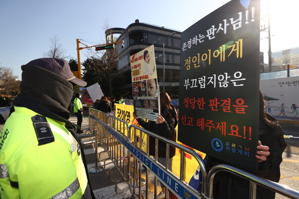 생후 16개월 된 입양아 정인 양을 학대해 숨지게 한 혐의로 1심에서 무기징역을 선고받은 양모 장아무개씨의 항소심 판결이 열린 26일 서울 서초구 중앙지법 앞에서 시민단체 회원 등이 가해자의 처벌을 요구하며 시위를 벌이고 있다. 연합뉴스