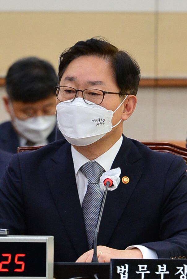 박범계 법무부 장관이 26일 오전 국회에서 열린 법제사법위원회 전체회의에 출석해 의원들의 질의에 답변하고 있다. 연합뉴스.