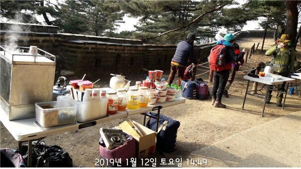 세계문화유산인 남한산성 안에 있었던 불법 노점상 모습. 경기도 제공.