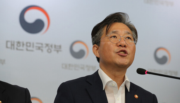 성윤모 산업부 장관. 한겨레 자료사진