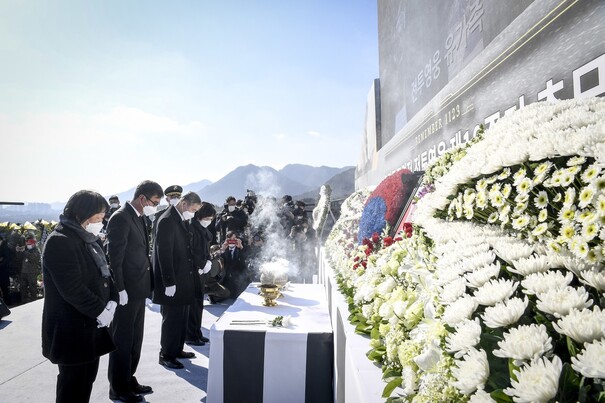 연평도 포격전에서 전사한 고 서정우 하사와 고 문광욱 일병의 가족들이 23일 국립 대전현충원 추모행사에서 묵념하고 있다. 해병대 제공