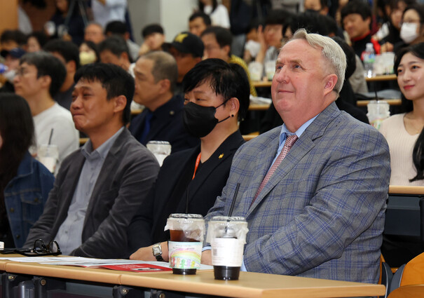 인요한 국민의힘 혁신위원장이 지난 4일 부산 경성대에서 열린 이준석 전 대표와 이언주 전 의원의 토크콘서트에 참석해 있다. 연합뉴스