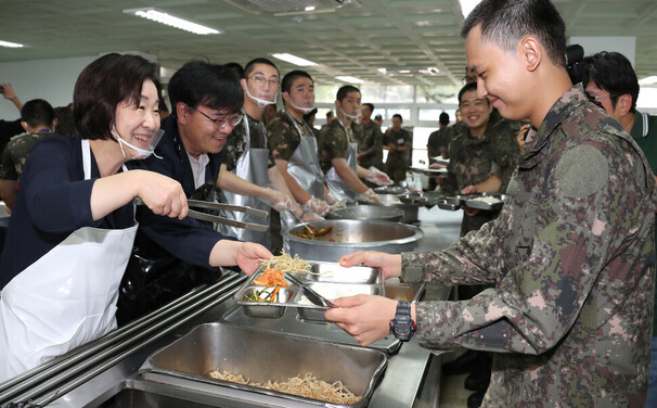 심상정 정의당 의원이 지난해 9월 추석을 맞아 경기 양주 25사단을 방문해 신병교육대대 장병들에게 배식하고 있다. 한겨레 자료사진