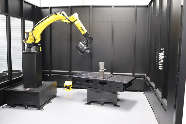 피에스엠(PSM) 주피터 공장의 시시엠(CMM·Coordinate Measuring Machines) 룸 내부 레이저 스캐닝 장비. 한화파워시스템 제공.