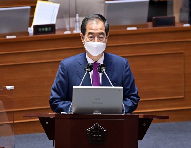 한덕수 국무총리가 21일 서울 여의도 국회에서 열린 본회의 경제 분야 대정부 질문에서 질의에 답변하고 있다. 공동취재사진