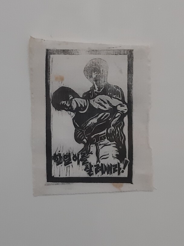 최병수 작가의 목판화 <한열이를 살려내라>(1987). 87년 6월 항쟁의 기폭제가 됐던 이한열 열사의 사진을 바탕으로 만들어진 작품이다. 열사가 최루탄을 맞고 쓰러질 당시의 모습을 칼맛 나는 목판화로 표현한 이 작품은 장례식에 큰 걸개그림으로 재현돼 많은 시민에게 깊은 인상을 남겼다.