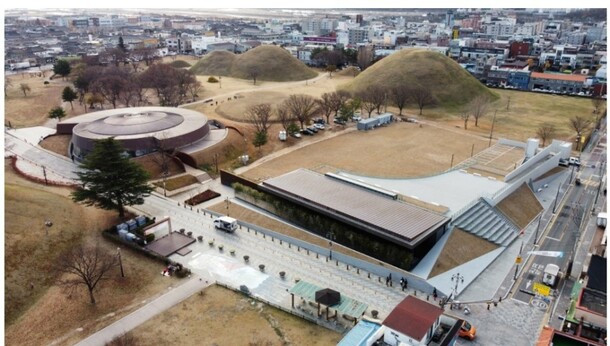 경주 노서동 고분군 들머리에 들어선 신라고분정보센터(사진 정면). 왼쪽 위 원형 지붕 건물이 금관총 전시관. 센터 뒤쪽에 보이는 가장 큰 봉분이 서봉황대다. 경주시 제공