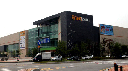 21일 임시휴업에 들어간 경기도 고양시 일산 이마트 킨텍스점 전경.