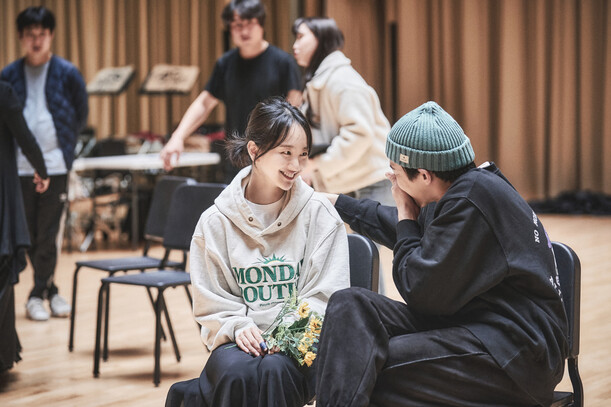 연극 <파우스트>에서 그레첸을 연기하는 배우 원진아와 젊은 파우스트 역을 맡은 배우 박은석. 엘지아트센터 제공