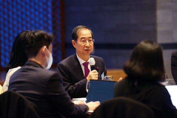 한덕수 국무총리가 10일 세종시 국무총리 공관에서 열린 출입기자단 만찬 간담회에서 발언하고 있다. 국무총리실 제공