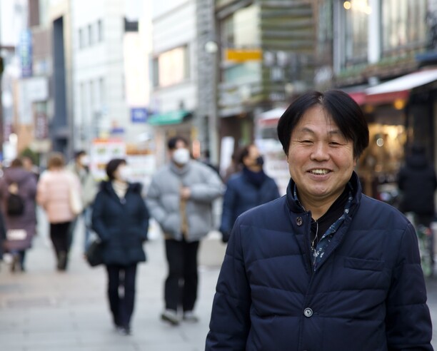 열세 번째 신작 시집 &lt;즐거운 소란&gt;을 펴낸 이재무 시인. “앞으로는 시다운 시를 지양하고 형식에서 자유로운 시를 활달하게 쓰고 싶다”고 말했다. 천년의시작 제공