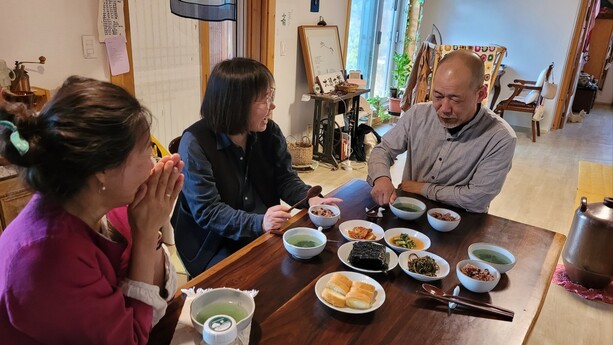 사랑어린마을배움터 인근에 사는 공동체원들의 집에서는 늘 삼삼오오 모여 식사를 하거나 파티를 열곤한다. 맨 오른쪽이 사랑어린마을배움터의 촌장격인 마루 김민해 목사다. 사진 조현 종교전문기자