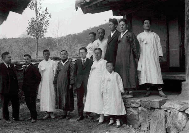 조선사편수회 나카무라 히데타카(왼쪽서 다섯번째) 일행이 충남 아산지방 사료조사 당시 충무공 종손가 사람들과 함께 찍은 사진. 앞줄의 아이가 응렬, 그 왼쪽이 응렬의 아버지 종옥이다.    국사편찬위원회 한국사데이터베이스