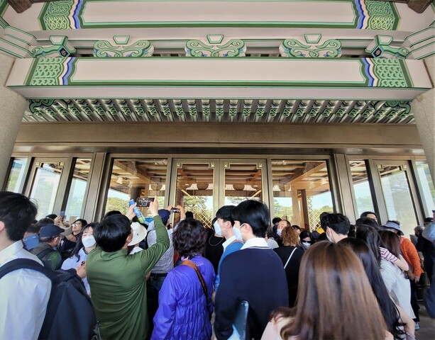 지난 5월10일 청와대 경내가 처음 일반 시민에 전면 개방된 직후 본관 정문 앞에 몰려든 관람객들. 유리창으로 비치는 본관 내부를 휴대폰 카메라로 찍고 있는 모습도 보인다. 노형석 기자