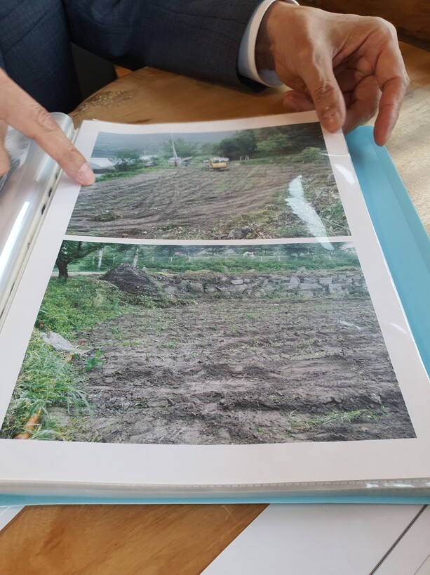 경기도 안성시 금광면에 있는 일본군 위안부 피해자 힐링센터를 정의기억연대에 시세보다 비싸게 팔았다는 의혹을 받는 건축업자 김아무개씨가 해당 농지 매입 과정 등에 대해 설명하고 있다.