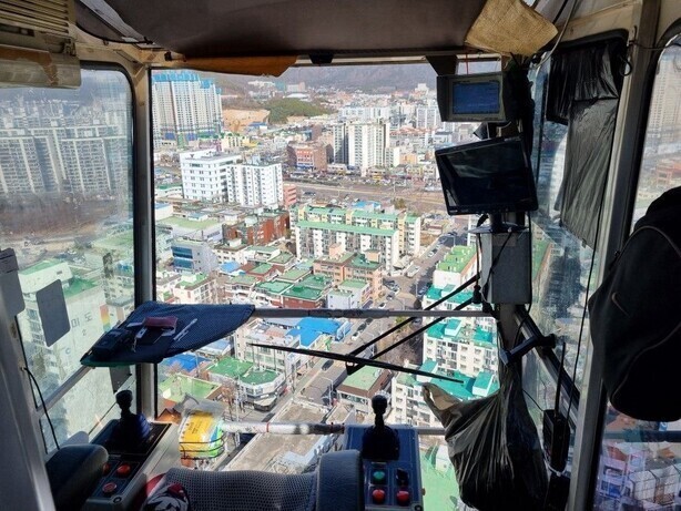 지난 3월16일 인천의 한 아파트 공사장에서 순간적으로 부는 바람에 의해 2톤짜리 갱폼(대형 거푸집)이 타워크레인 조종실 창문에 부딪히며 창문이 깨졌다. 조아무개(41)씨는 창문이 없는 채로 안전벨트도 없이 약 15분을 조종실에 더 머물러야 했다. 본인 제공