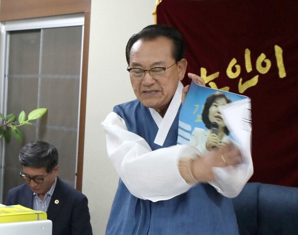 김호일 대한노인회 회장이 3일 서울 용산 대한노인회 중앙회에서 노인폄하 발언 사과를 위해 방문한 더불어민주당 김은경 혁신위원장과 면담 중 위원장의 뺨 대신 사진을 때리고 있다. 공동취재사진