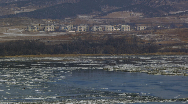 지난 1월20일 오전 경기 파주시 오두산 통일전망대에서 얼어붙은 임진강 너머로 황해북도 개풍군 관산반도 마을 모습이 보이고 있다. 파주/김혜윤 기자 unique@hani.co.kr