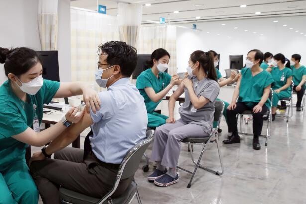 서울아산병원의 의사와 간호사를 비롯해 보건의료 업무를 수행하는 직원들이 5일 오전 이 병원에서 코로나 19 백신 예방접종을 맞고 있다. 연합뉴스