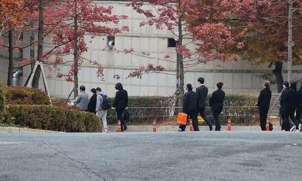 1일 경기도 고양시 서울시립승화원에서 이태원 참사 유족들이 화장을 마치고 추모공원으로 향하고 있다. 서혜미 기자