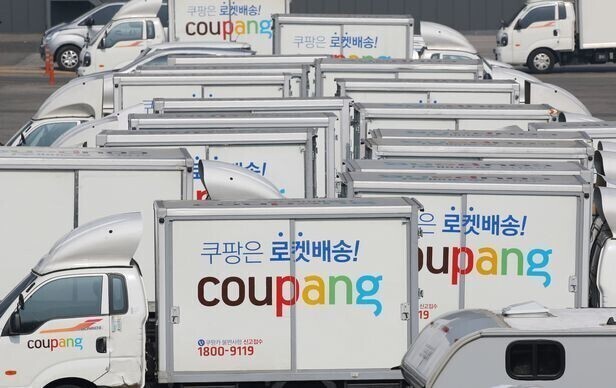 서울의 한 주차장에 쿠팡 배송 차량들이 주차돼 있다. 연합뉴스