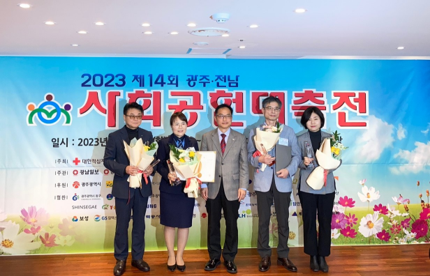 사진설명 : 사학연금 사회공헌대축전 대상 기념사진(왼쪽에서 4번째 사학연금 행정지원실 박동준 실장) 사진설명 : 사학연금 사회공헌대축전 대상 기념사진(왼쪽에서 4번째 사학연금 행정지원실 박동준 실장)