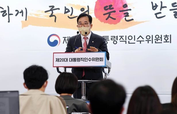 대통령직인수위원회 과학기술교육분과 박성중 간사가 20일 서울 종로구 통의동 인수위 기자회견장에서 '원전 계속운전 제도 개선' 관련 브리핑을 하고 있다. 연합뉴스